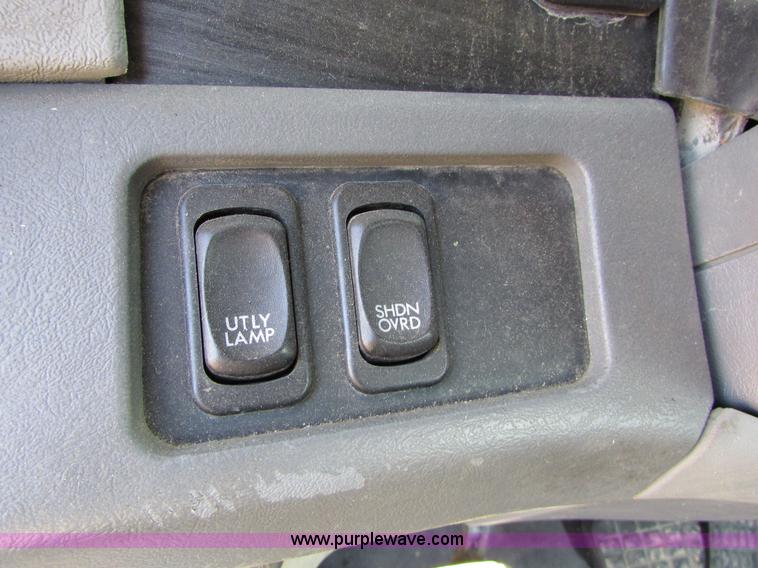 image for item I6670 2004 Freightliner Columbia semi truck