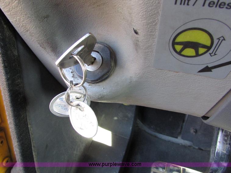 image for item I6670 2004 Freightliner Columbia semi truck