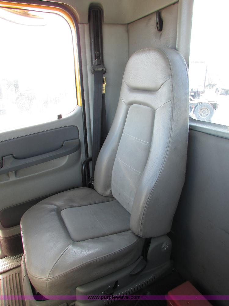 image for item I6670 2004 Freightliner Columbia semi truck