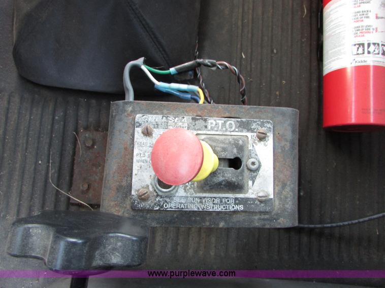 image for item I6670 2004 Freightliner Columbia semi truck