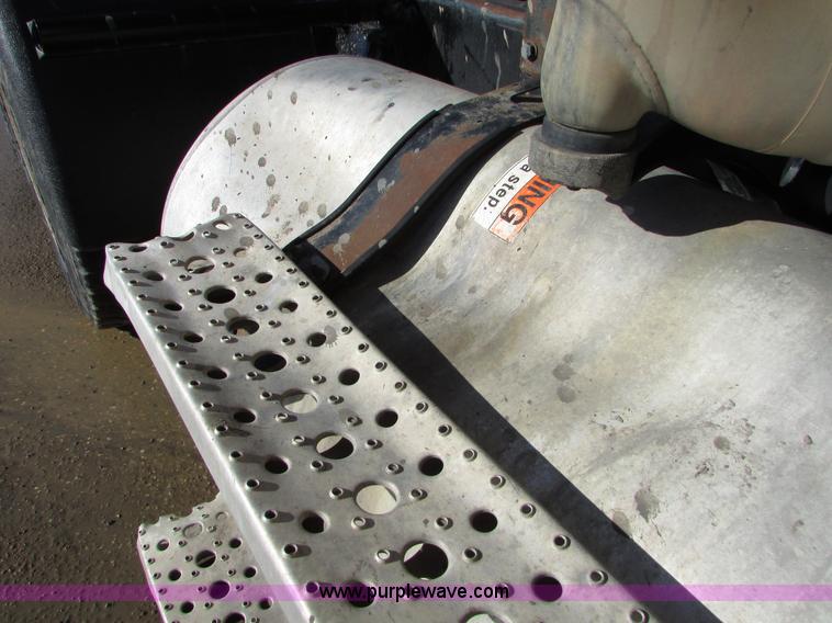 image for item I6670 2004 Freightliner Columbia semi truck