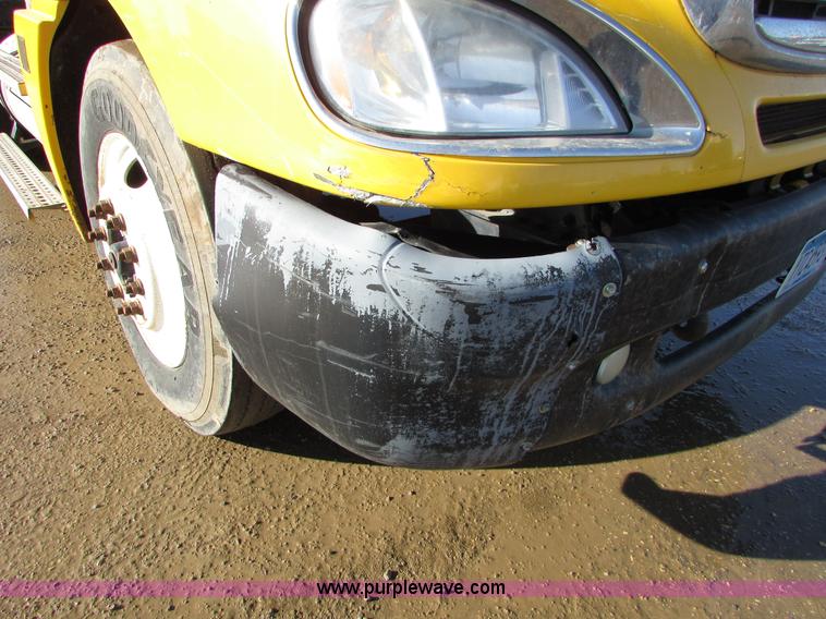 image for item I6670 2004 Freightliner Columbia semi truck