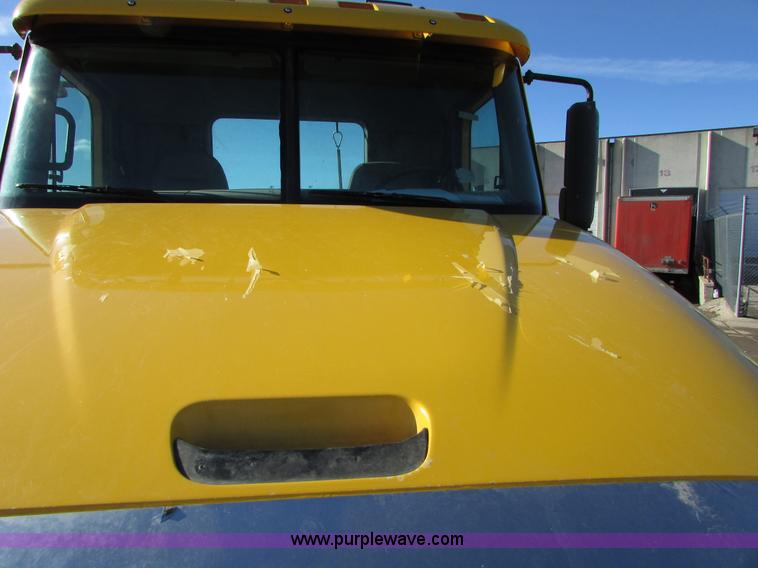 image for item I6670 2004 Freightliner Columbia semi truck