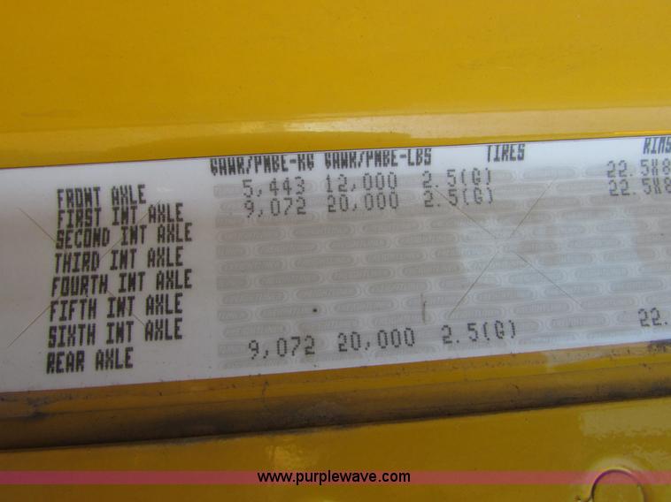 image for item I6670 2004 Freightliner Columbia semi truck