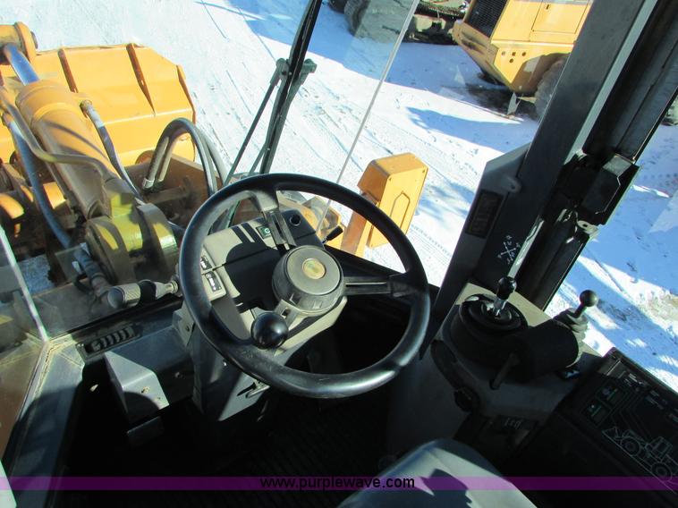 image for item I6672 1999 Case 621B wheel loader