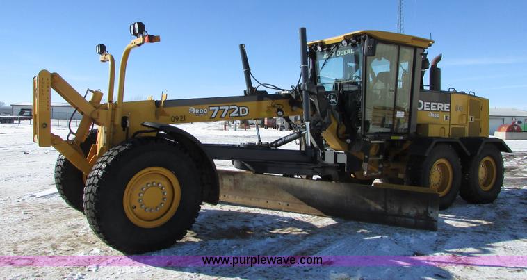 image for item I6674 2007 John Deere 772D articulated motor grader