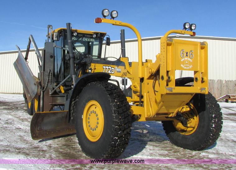 image for item I6674 2007 John Deere 772D articulated motor grader