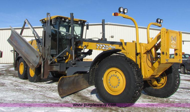 image for item I6674 2007 John Deere 772D articulated motor grader
