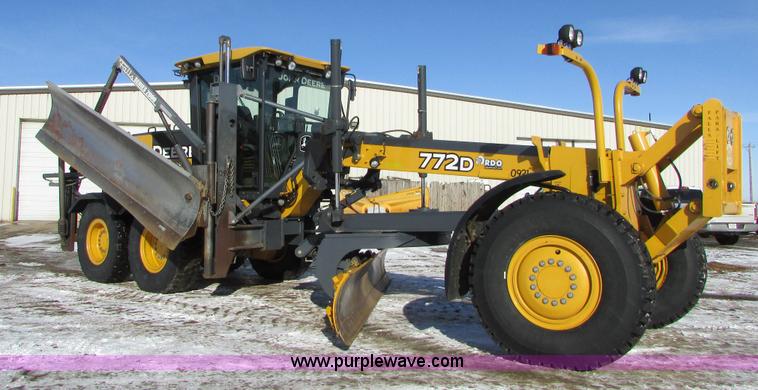 image for item I6674 2007 John Deere 772D articulated motor grader