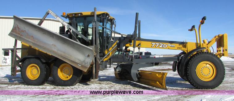 image for item I6674 2007 John Deere 772D articulated motor grader