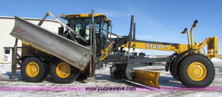 image for item I6674 2007 John Deere 772D articulated motor grader