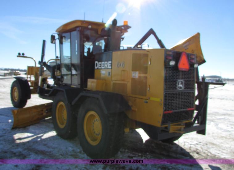 image for item I6674 2007 John Deere 772D articulated motor grader