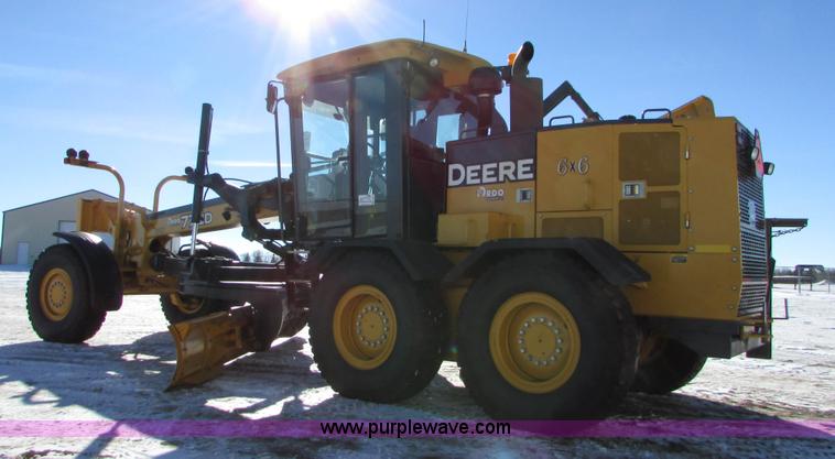 image for item I6674 2007 John Deere 772D articulated motor grader
