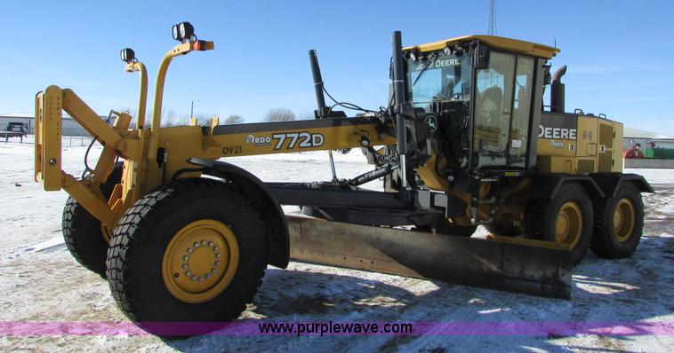 image for item I6674 2007 John Deere 772D articulated motor grader