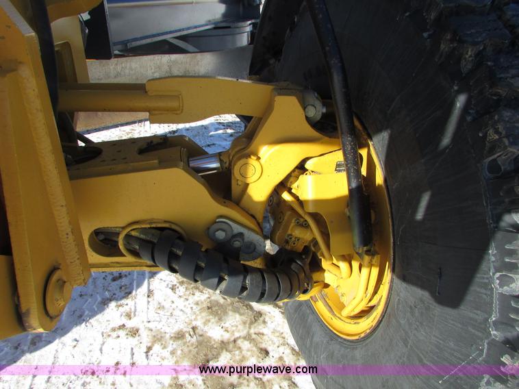 image for item I6674 2007 John Deere 772D articulated motor grader