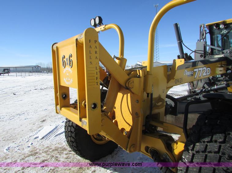 image for item I6674 2007 John Deere 772D articulated motor grader