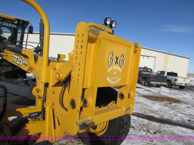 image for item I6674 2007 John Deere 772D articulated motor grader