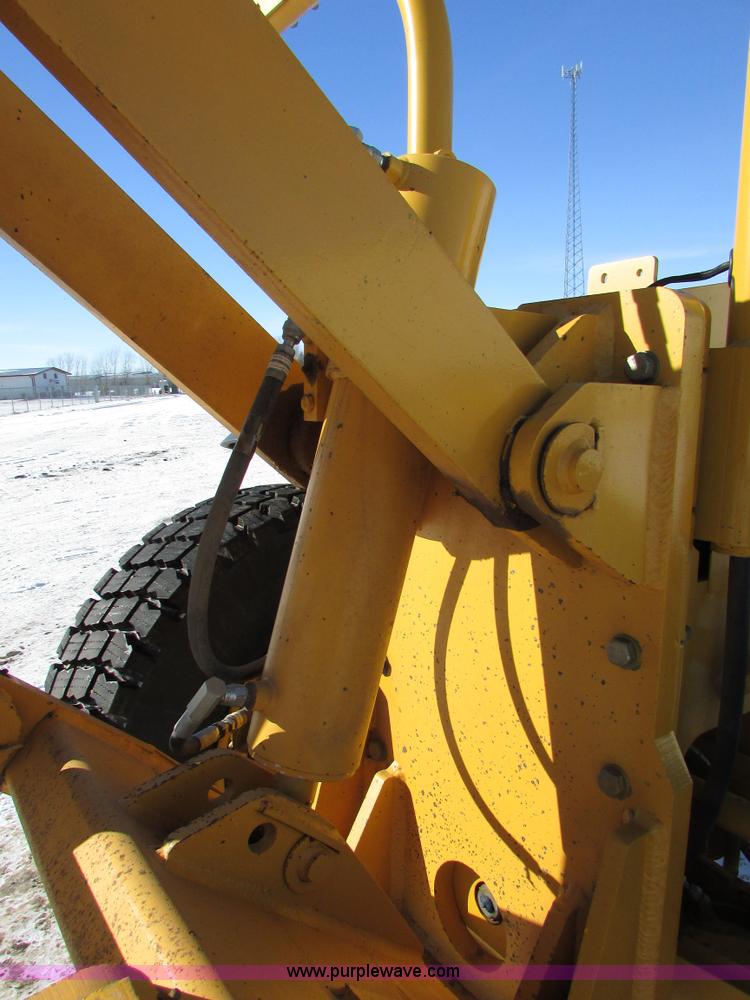 image for item I6674 2007 John Deere 772D articulated motor grader