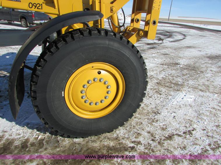 image for item I6674 2007 John Deere 772D articulated motor grader