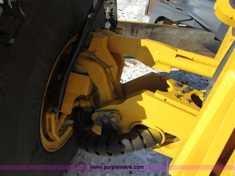 image for item I6674 2007 John Deere 772D articulated motor grader