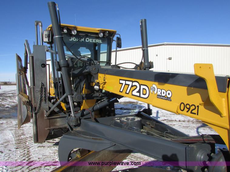 image for item I6674 2007 John Deere 772D articulated motor grader