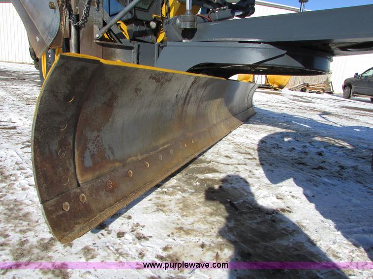 image for item I6674 2007 John Deere 772D articulated motor grader