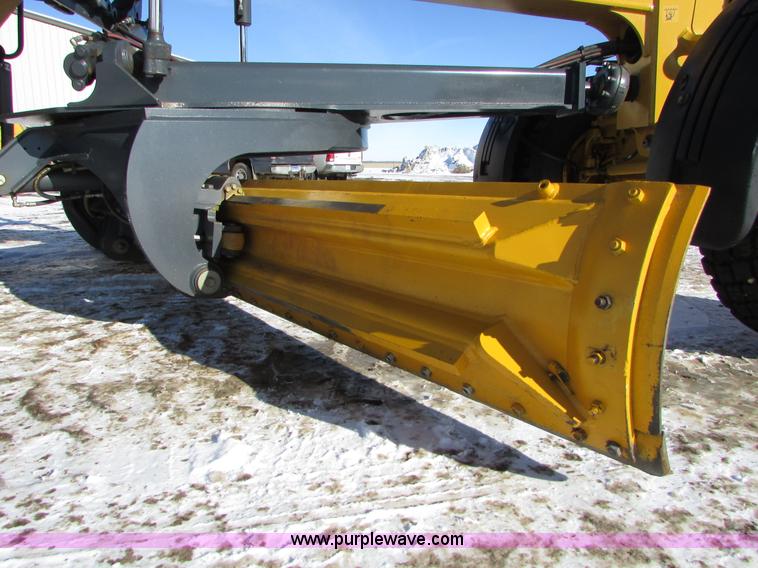 image for item I6674 2007 John Deere 772D articulated motor grader