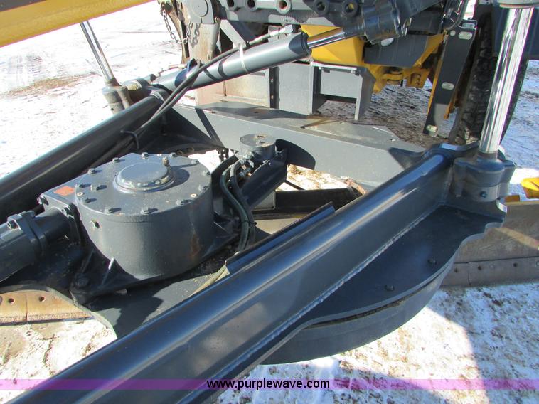 image for item I6674 2007 John Deere 772D articulated motor grader