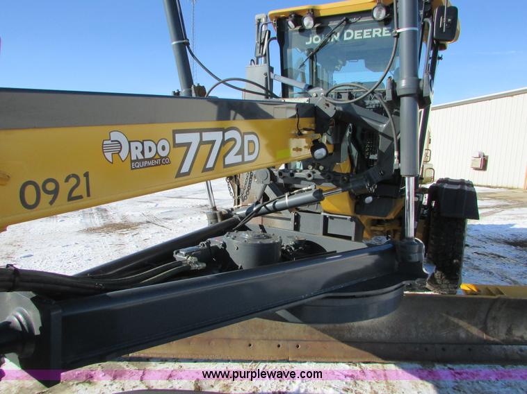 image for item I6674 2007 John Deere 772D articulated motor grader