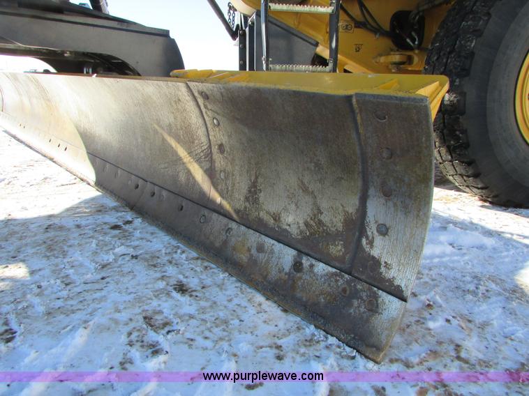 image for item I6674 2007 John Deere 772D articulated motor grader