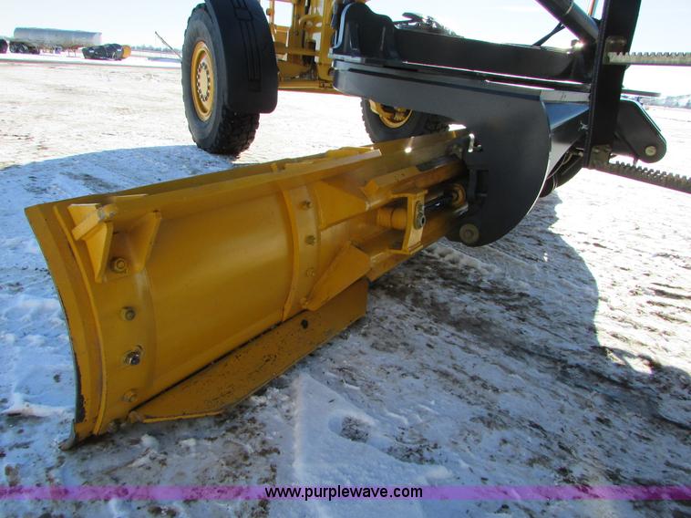 image for item I6674 2007 John Deere 772D articulated motor grader