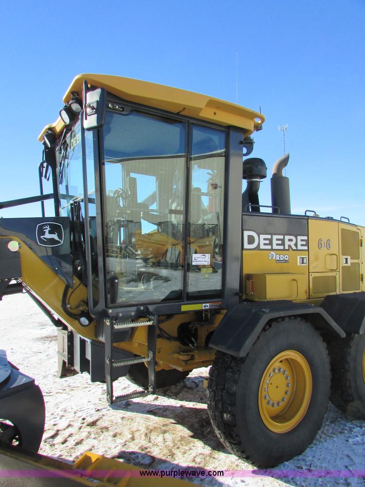 image for item I6674 2007 John Deere 772D articulated motor grader