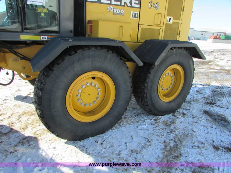 image for item I6674 2007 John Deere 772D articulated motor grader