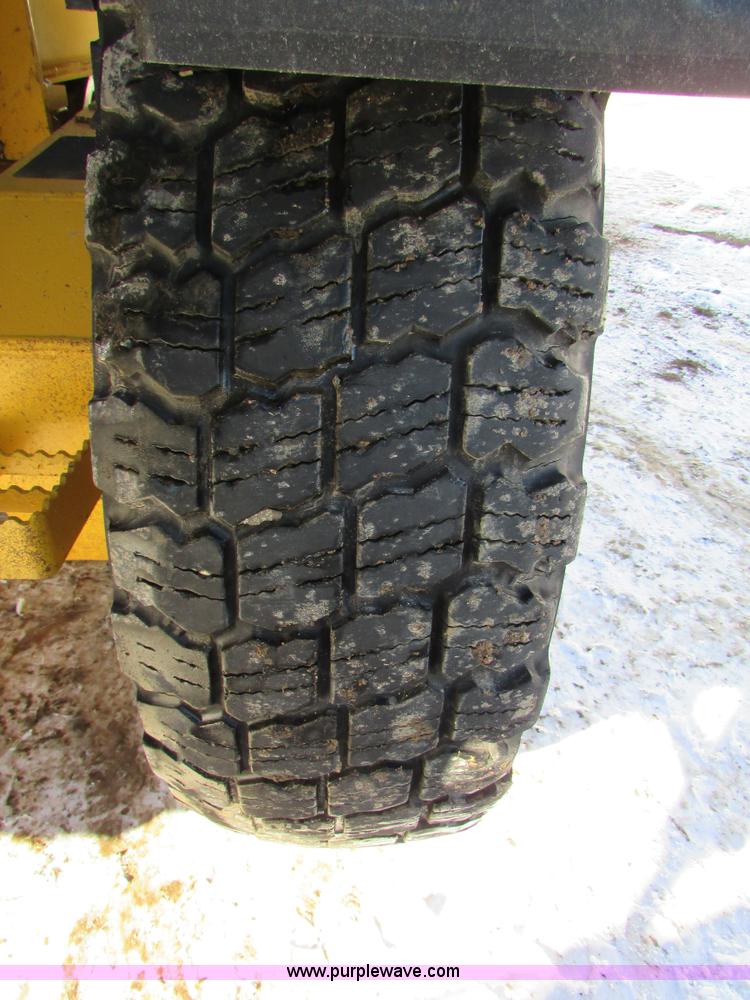 image for item I6674 2007 John Deere 772D articulated motor grader