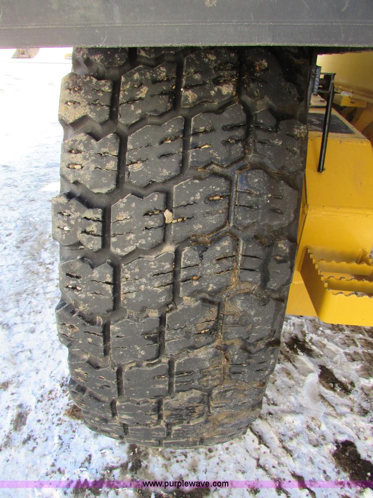 image for item I6674 2007 John Deere 772D articulated motor grader