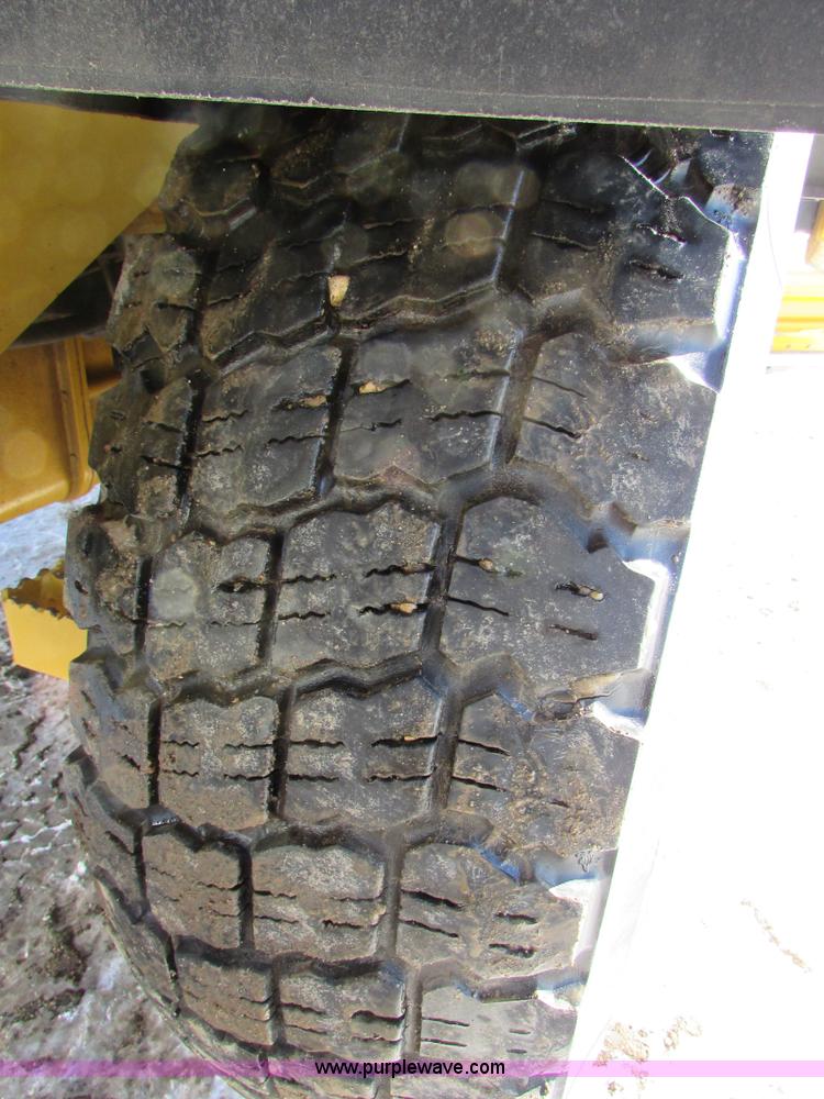 image for item I6674 2007 John Deere 772D articulated motor grader