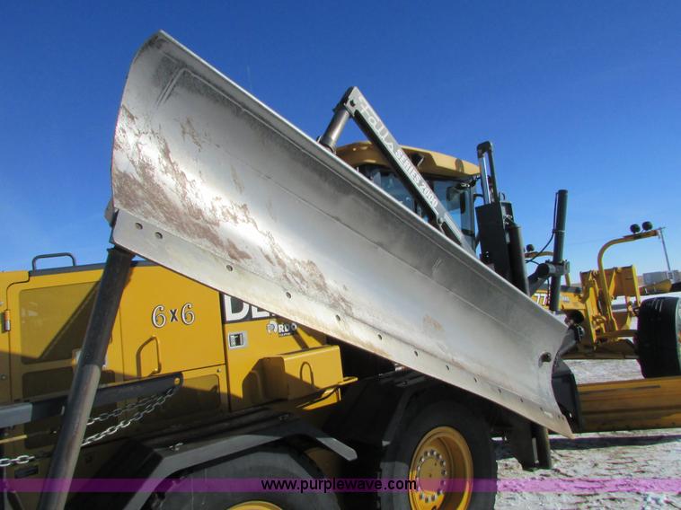 image for item I6674 2007 John Deere 772D articulated motor grader