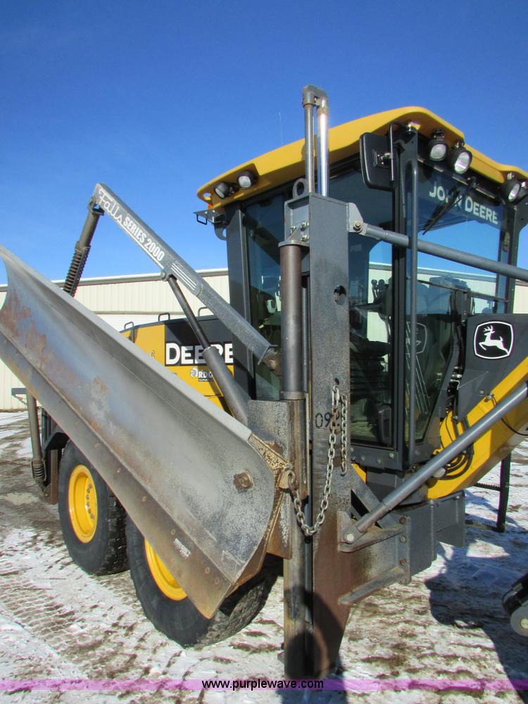 image for item I6674 2007 John Deere 772D articulated motor grader