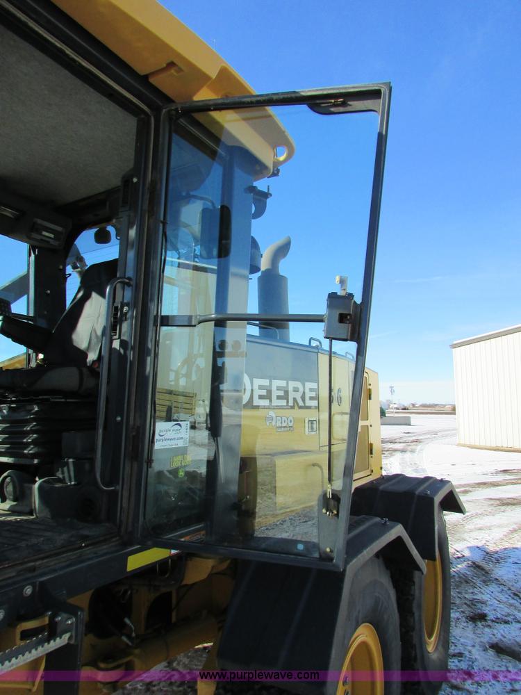 image for item I6674 2007 John Deere 772D articulated motor grader