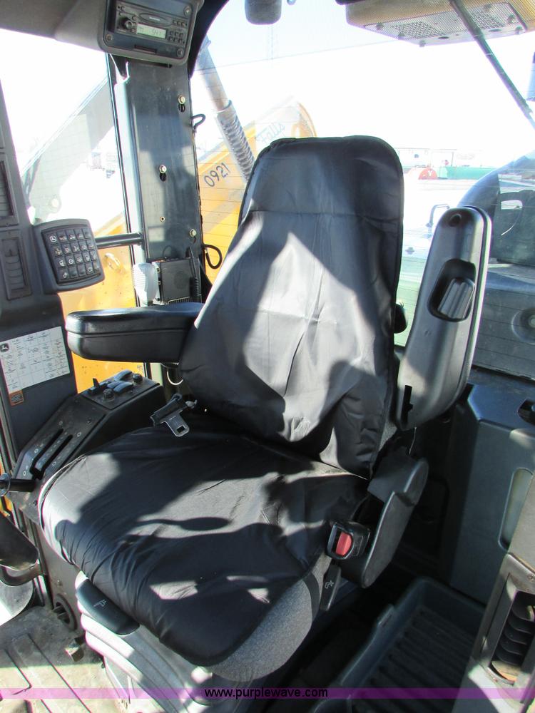 image for item I6674 2007 John Deere 772D articulated motor grader