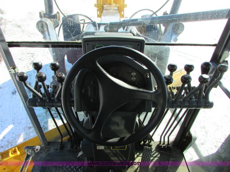 image for item I6674 2007 John Deere 772D articulated motor grader