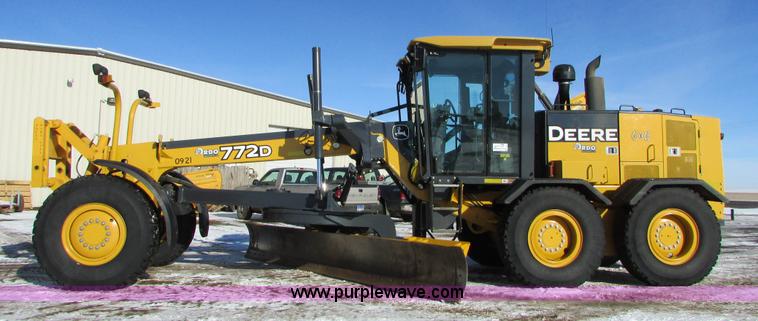 image for item I6674 2007 John Deere 772D articulated motor grader
