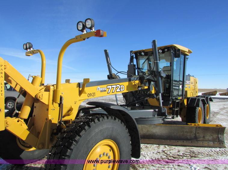 image for item I6674 2007 John Deere 772D articulated motor grader