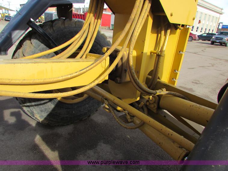 image for item I6676 2005 Caterpillar 12H VHP Plus motor grader