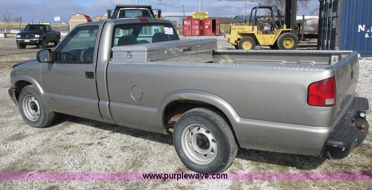 image for item I8767 2001 Chevrolet S10 pickup truck