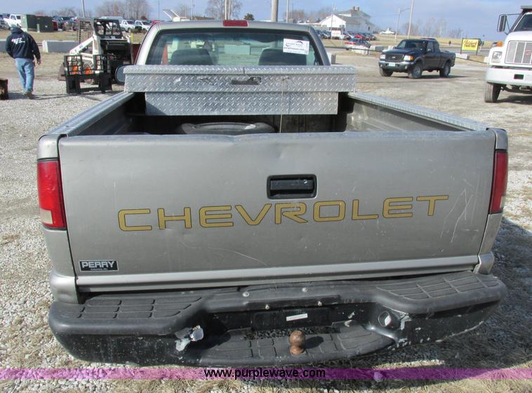 image for item I8767 2001 Chevrolet S10 pickup truck