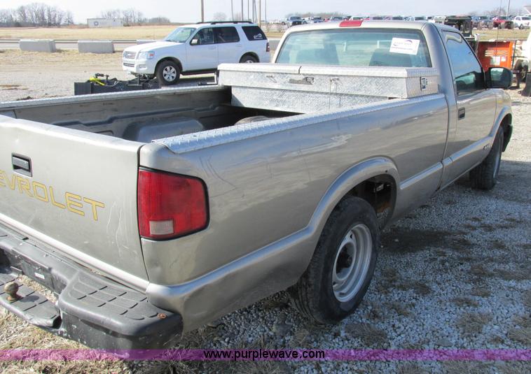 image for item I8767 2001 Chevrolet S10 pickup truck