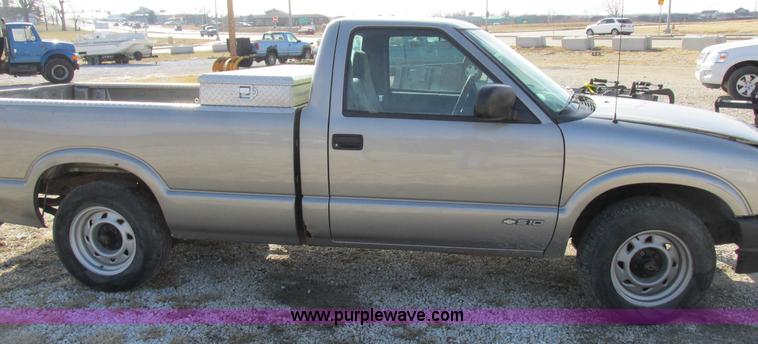 image for item I8767 2001 Chevrolet S10 pickup truck