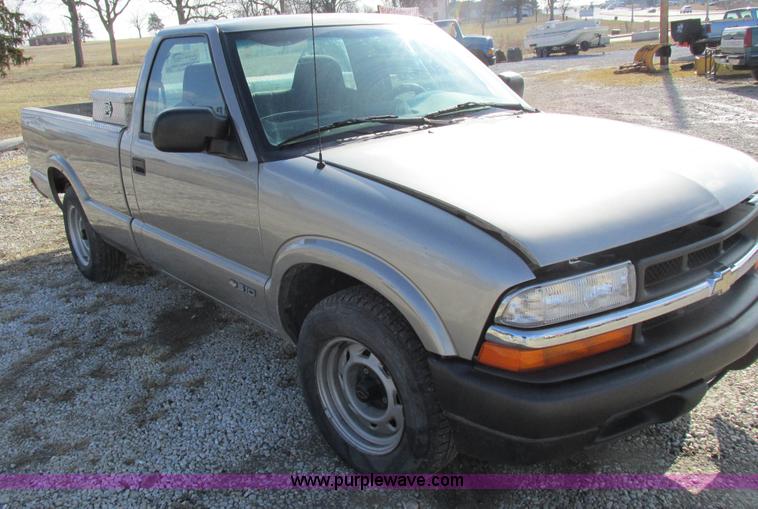 image for item I8767 2001 Chevrolet S10 pickup truck