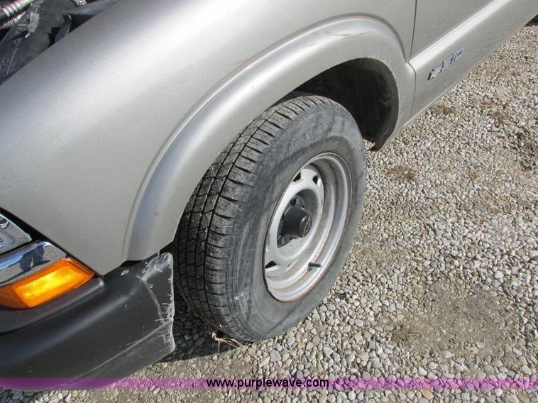 image for item I8767 2001 Chevrolet S10 pickup truck